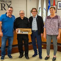 Départ à la retraite après 44 ans de service : Le conseil municipal rend hommage au pompier Michel Gendron